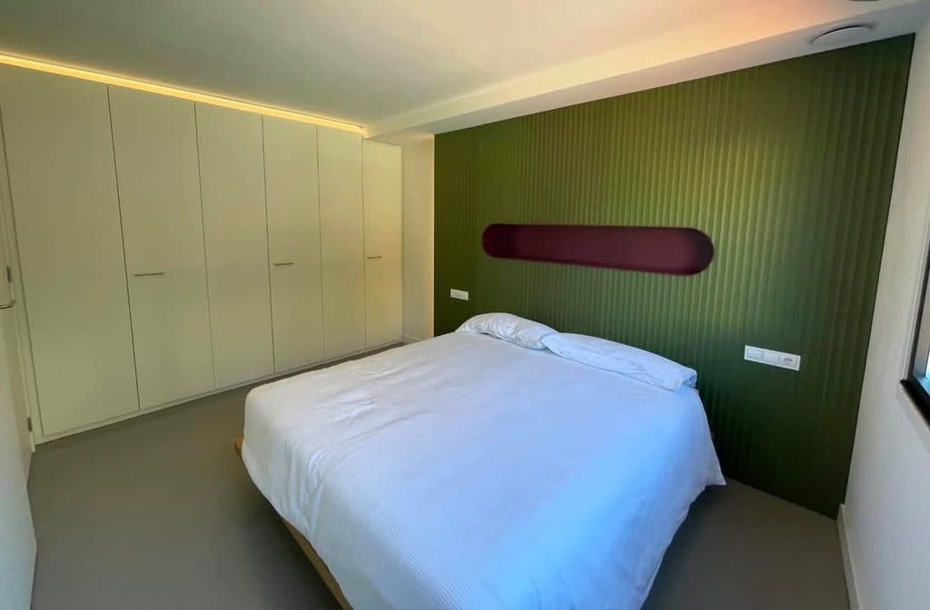 Armarios de madera a medida para dormitorio fabricados en la carpintería David Iglesias de Santiago