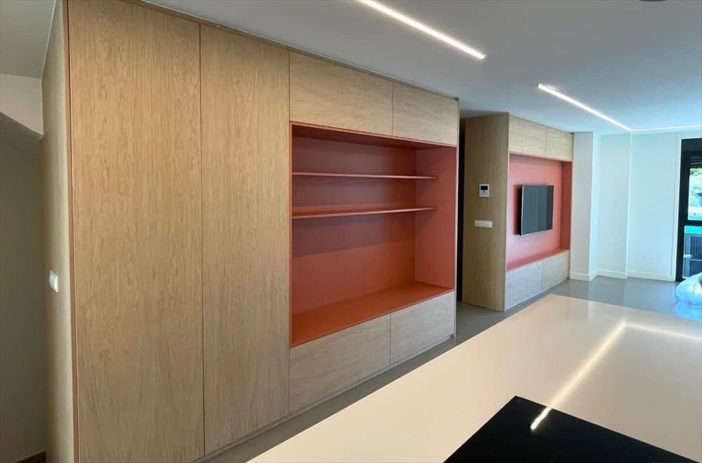 Mueble de madera a medida con hornacina lacada fabricado por la carpintería David Iglesias en Santiago