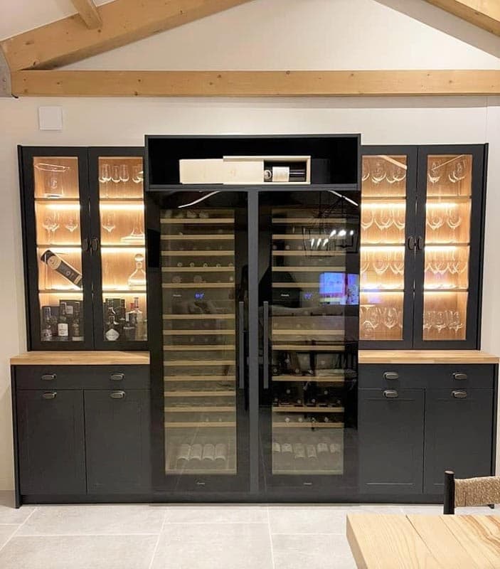 Mueble de salón de madera a medida fabricado por la carpintería David Iglesias en Santiago