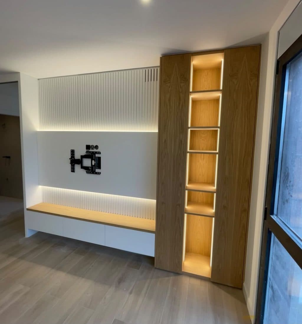 Mueble de televisión de madera a medida diseñado por carpinteros en Santiago de Compostela