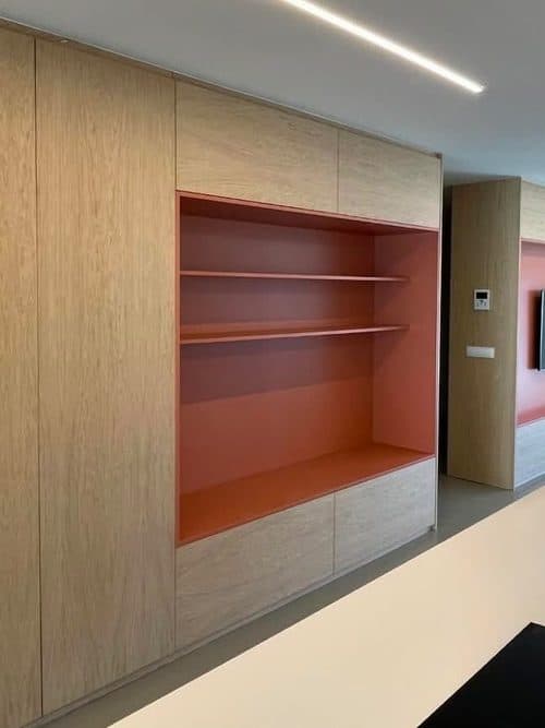 Mueble de madera a medida con hornacina lacada fabricado por la carpintería David Iglesias en Santiago
